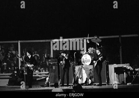 Groupe pop britannique les Beatles sur scène au Cow Palace de San Francisco, Californie pendant leur tournée nord-américaine. De gauche à droite : Paul McCartney, George Harrison, Ringo Starr et John Lennon. 19 août 1964 Banque D'Images