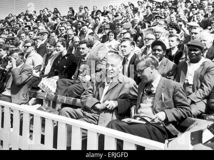 Tournée australienne de cricket de l'Angleterre pour les cendres. Angleterre v Australie premier test match à Edgbaston. L'Edgbaston foule sur le premier jour de la première profiter du soleil avant le ciel ouvert. 8e juin 1961. Banque D'Images