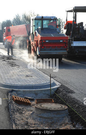 En construction routière avec de grosses machines Banque D'Images