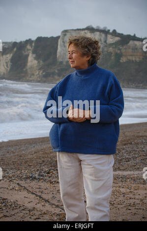 Clare Crowhurst veuve de Donald Crowhurst le fameux 'lone sailor' sur la plage de Seaton dans le Devon. Banque D'Images