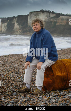 Clare Crowhurst veuve de Donald Crowhurst le fameux 'lone sailor' sur la plage de Seaton dans le Devon. Banque D'Images