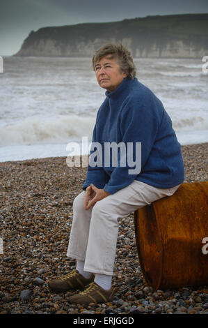 Clare Crowhurst veuve de Donald Crowhurst le fameux 'lone sailor' sur la plage de Seaton dans le Devon. Banque D'Images