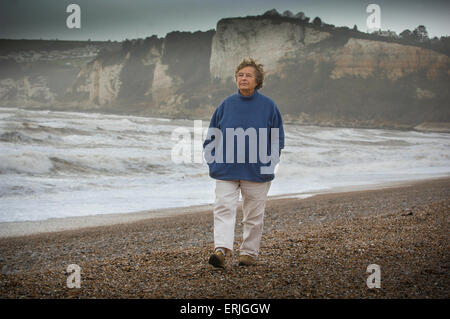 Clare Crowhurst veuve de Donald Crowhurst le fameux 'lone sailor' sur la plage de Seaton dans le Devon. Banque D'Images