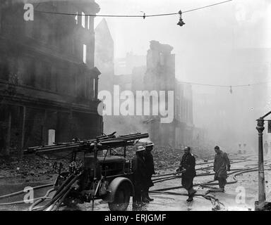 Dommages causés par les bombes à Bull Ring, High Street, Birmingham, après le raid aérien le nuit du 9 avril 1941. Sur la photo 10 avril 1941. Banque D'Images