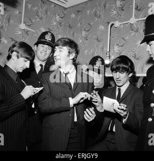 Groupe pop les Beatles Novembre 1963 Les Beatles signer des autographes pour Birmingham policiers, qui ont aidé à faire passer dans l'arrière de l'Hippodrome Banque D'Images