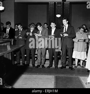 The Herald Angels... Teddy Boys qui ont assisté le service spécial pour les jeunes de 16 ans évangéliste américain Renee Martz au Kensington Temple Église pentecôtiste à Notting Hill Gate, vu ici chanter des hymnes. Churchworkers le tour des cafés et bars laitiers d'inviter les jeunes au service. 15 Juillet 1956 Banque D'Images