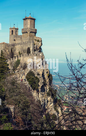 Plate-forme d'observation sur la tour de forteresse Rocca della Guaita de Saint-Marin sur le mont Titano Banque D'Images