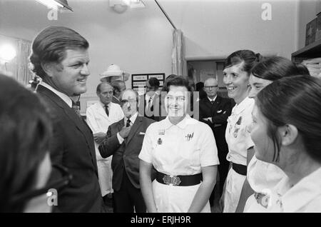 Le sénateur Edward Kennedy vu ici parler à Soeur Maureen Rouse (centre) à l'hôpital de Birmingham. Le sénateur est au Royaume-Uni pour une tournée de cinq jours et sont venus vers les Midlands dans le cadre de son étude sur les aspects de la médecine et de son enquête à la British National Health Service. 13 Septembre 1971 Banque D'Images