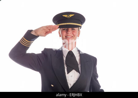 Hauts femme pilote de ligne en uniforme saluting Banque D'Images