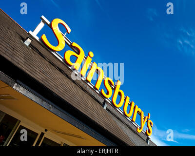 Inscrivez-vous à l'extérieur sur le toit, d'une succursale de la chaîne de supermarchés Sainsbury's Ripley en Angleterre Derbyshire UK Banque D'Images