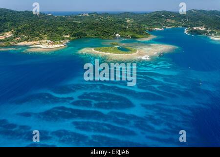 Image aérienne de la barrière de corail au large de l'île de Roatan au Honduras, mer des Caraïbes Banque D'Images