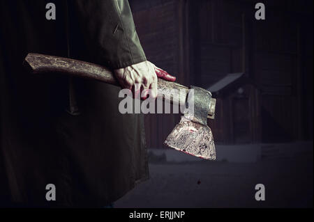 Ax avec du sang dans la main. mâle meurtrier ou boucher, thème de l'halloween Banque D'Images