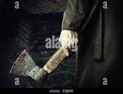 Ax avec du sang dans la main. mâle meurtrier ou boucher, thème de l'halloween Banque D'Images