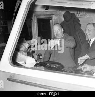 Le Dr Richard Beeching, Président de British Railways, photo-call en prenant un tour sur un moteur diesel, le 22 février 1962. Il est devenu un nom de ménage en Grande-Bretagne au début des années 1960 pour son rapport "La réorganisation des chemins de fer britanniques', communément dénommé "le B Banque D'Images