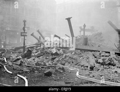 Dommages causés par les bombes à Bull Ring, High Street, Birmingham, après le raid aérien le nuit du 9 avril 1941. Sur la photo 10 avril 1941. Banque D'Images