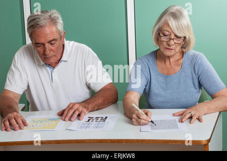 Vieux couple playing cards Banque D'Images