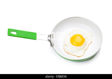 Oeufs frits à la poêle. Isolé sur fond blanc Banque D'Images