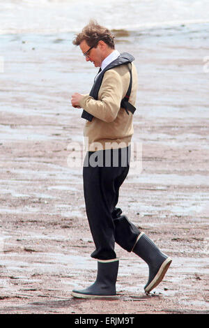 Teignmouth, Devon, UK. 3 juin, 2015. Acteur Colin Firth est représenté sur la plage à Teignmouth, Devon, pendant le tournage d'un nouveau biopic basé sur sailor Donald Crowhurst. Firth est tragique dépeignant la Round-the-world sailor Crowhurst tout en co-star Rachel Weisz joue sa femme Clare. Donald Crowhurst a quitté la ville dans le Teignmouth Electron et est mort dans le round-the-world race il y a près de 50 ans. Credit : Apex/Alamy Live News Banque D'Images