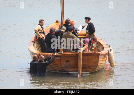 Teignmouth, Devon, UK. 3 juin, 2015. Acteur Colin Firth et l'équipage sont représentées sur un bateau sur la plage de Teignmouth, Devon, pendant le tournage d'un nouveau biopic basé sur sailor Donald Crowhurst. Firth est tragique dépeignant la Round-the-world sailor Crowhurst tout en co-star Rachel Weisz joue sa femme Clare. Donald Crowhurst a quitté la ville dans le Teignmouth Electron et est mort dans le round-the-world race il y a près de 50 ans. Credit : Apex/Alamy Live News Banque D'Images