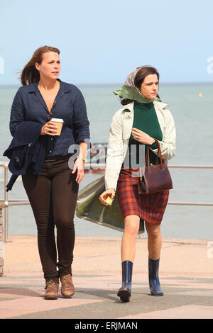 Teignmouth, Devon, UK. 3 juin, 2015. Actrice Rachel Weisz est représenté à Teignmouth, Devon, pendant le tournage d'un nouveau biopic basé sur sailor Donald Crowhurst. Colin Firth est tragique dépeignant la Round-the-world sailor Crowhurst tout en co-star Rachel Weisz joue sa femme Clare. Donald Crowhurst a quitté la ville dans le Teignmouth Electron et est mort dans le round-the-world race il y a près de 50 ans. Credit : Apex/Alamy Live News Banque D'Images