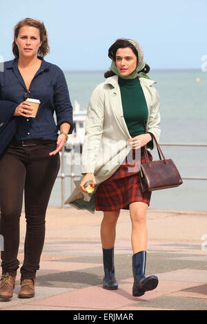 Teignmouth, Devon, UK. 3 juin, 2015. Actrice Rachel Weisz est représenté à Teignmouth, Devon, pendant le tournage d'un nouveau biopic basé sur sailor Donald Crowhurst. Colin Firth est tragique dépeignant la Round-the-world sailor Crowhurst tout en co-star Rachel Weisz joue sa femme Clare. Donald Crowhurst a quitté la ville dans le Teignmouth Electron et est mort dans le round-the-world race il y a près de 50 ans. Credit : Apex/Alamy Live News Banque D'Images