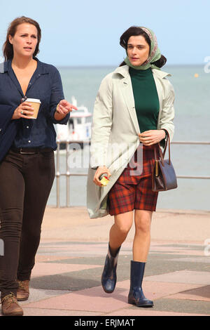 Teignmouth, Devon, UK. 3 juin, 2015. Actrice Rachel Weisz est représenté à Teignmouth, Devon, pendant le tournage d'un nouveau biopic basé sur sailor Donald Crowhurst. Colin Firth est tragique dépeignant la Round-the-world sailor Crowhurst tout en co-star Rachel Weisz joue sa femme Clare. Donald Crowhurst a quitté la ville dans le Teignmouth Electron et est mort dans le round-the-world race il y a près de 50 ans. Credit : Apex/Alamy Live News Banque D'Images