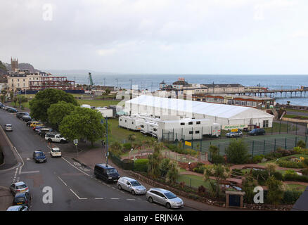 Teignmouth, Devon, UK. 3 juin, 2015. Vue sur le front de mer à Teignmouth, Devon, où le tournage a lieu pour un nouveau biopic basé sur sailor Donald Crowhurst. Colin Firth est tragique dépeignant la Round-the-world sailor Crowhurst tout en co-star Rachel Weisz joue sa femme Clare. Donald Crowhurst a quitté la ville dans le Teignmouth Electron et est mort dans le round-the-world race il y a près de 50 ans. Credit : Apex/Alamy Live News Banque D'Images