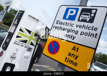 Point de recharge de véhicules électriques fournis par Ecotricity à une station d'autoroute sur l'autoroute M1 UK Banque D'Images