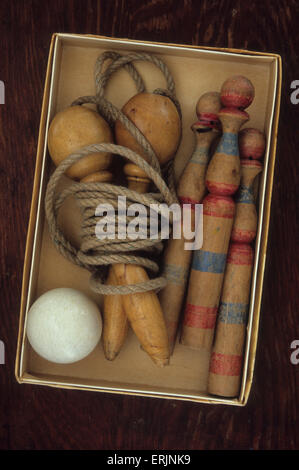 Boîte en carton contenant vintage la corde à sauter et de quilles jouets avec balle Banque D'Images