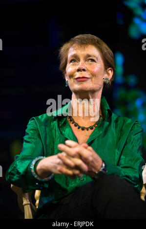 Celia Imrie auteur et actrice parlant sur scène à Hay Festival 2015 Banque D'Images