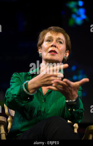 Celia Imrie auteur et actrice parlant sur scène à Hay Festival 2015 Banque D'Images