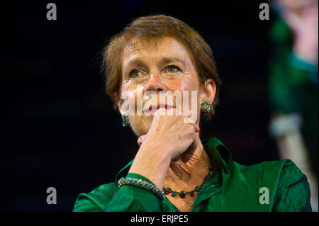 Celia Imrie auteur et actrice parlant sur scène à Hay Festival 2015 Banque D'Images