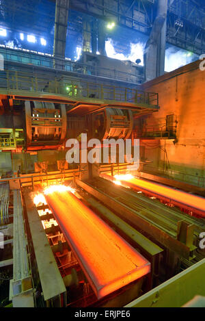 Acier à chaud sur les tapis à l'intérieur de l'usine sidérurgique Banque D'Images