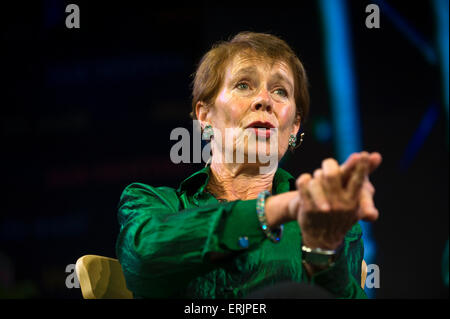 Celia Imrie auteur et actrice parlant sur scène à Hay Festival 2015 Banque D'Images