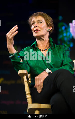 Celia Imrie auteur et actrice parlant sur scène à Hay Festival 2015 Banque D'Images