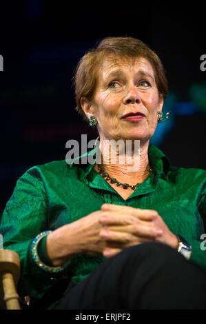 Celia Imrie auteur et actrice parlant sur scène à Hay Festival 2015 Banque D'Images