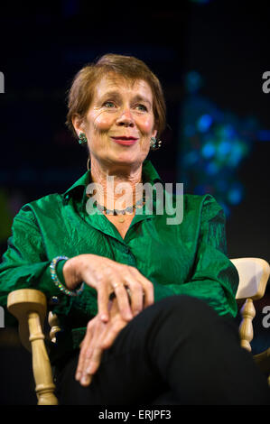 Celia Imrie auteur et actrice parlant sur scène à Hay Festival 2015 Banque D'Images