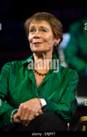 Celia Imrie auteur et actrice parlant sur scène à Hay Festival 2015 Banque D'Images