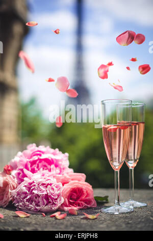 Verres à vin et de la tour Eiffel à Paris au printemps Banque D'Images