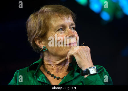 Celia Imrie auteur et actrice parlant sur scène à Hay Festival 2015 Banque D'Images