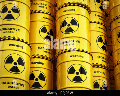 Barils radioactifs jaune pile avec des panneaux d'avertissement. Banque D'Images