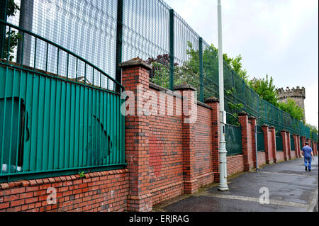 La paix mur séparant la fontaine Estate et Bishop Street, Derry, Londonderry, en Irlande du Nord Banque D'Images