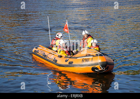 La pratique de l'équipage RNLI Whitby sauver la vie dans le port sur un après-midi ensoleillé. Banque D'Images