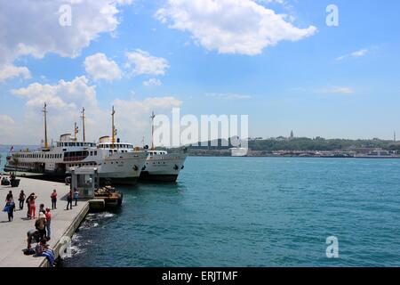 Partent dans dock Karakoy, corne d'or. Le Palais de Topkapi peut être vu dans l'arrière-plan. Banque D'Images