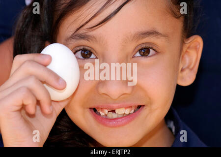 Manzo de 4e année de l'école élémentaire Les élèves recueillent les oeufs de la volaille dans le jardin biologique du scolaire, Tucson, Arizona, USA. Banque D'Images