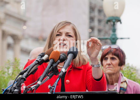 Washington DC, USA. 3 juin, 2015. Les organisations progressistes tels que l'ACTION DU CREDO, l'AFL-CIO, Avaaz, et la démocratie pour l'Amérique a livré plus de deux millions de signatures dans l'opposition pour le suivi rapide le partenariat transpacifique au Congrès. Credit : B Christopher/Alamy Live News Banque D'Images