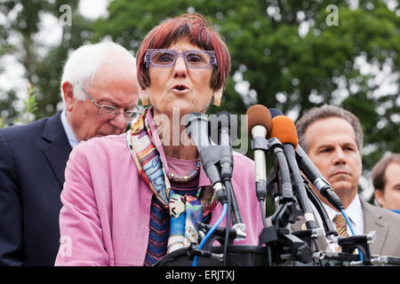 Washington DC, USA. 3 juin, 2015. Les organisations progressistes tels que l'ACTION DU CREDO, l'AFL-CIO, Avaaz, et la démocratie pour l'Amérique a livré plus de deux millions de signatures dans l'opposition pour le suivi rapide le partenariat transpacifique au Congrès. Credit : B Christopher/Alamy Live News Banque D'Images