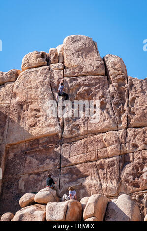 Grimpeurs à Hidden Valley, le parc national Joshua Tree, en Californie. Banque D'Images