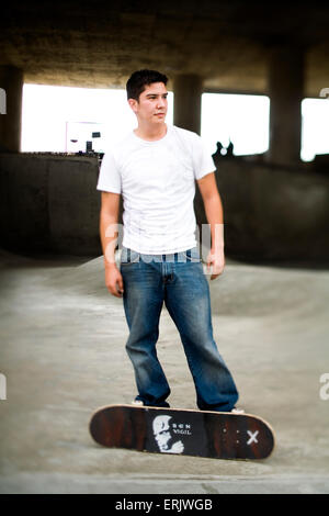 Portrait d'un skateur professionnel dans un environnement urbain. Banque D'Images