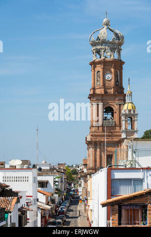 Vue de Notre Dame de Guadalupe cathédrale depuis la terrasse de toit de l'hôtel Catedral Puerto Vallarta, Jalisco, Mexique. Banque D'Images